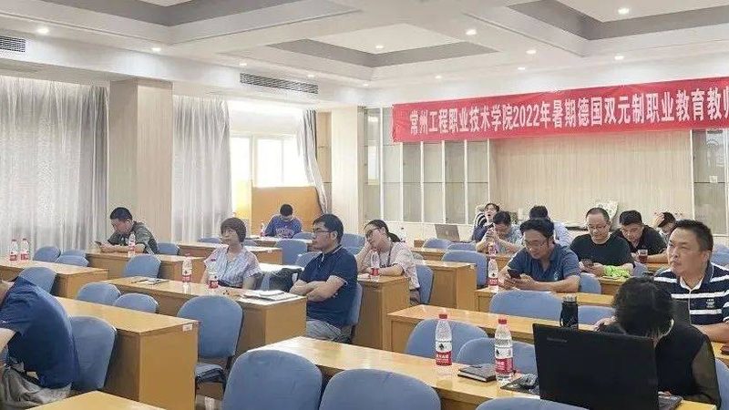 在选择二建或一建培训时，可以从以下几个方面进行考虑：