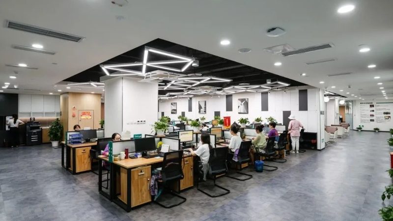 以下以某机构为例，对其课程体系、师资配置等方面进行简要分析：