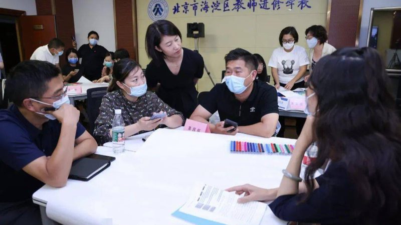 报名成人高考时，考生需要提供相应的学历证明材料。具体包括：